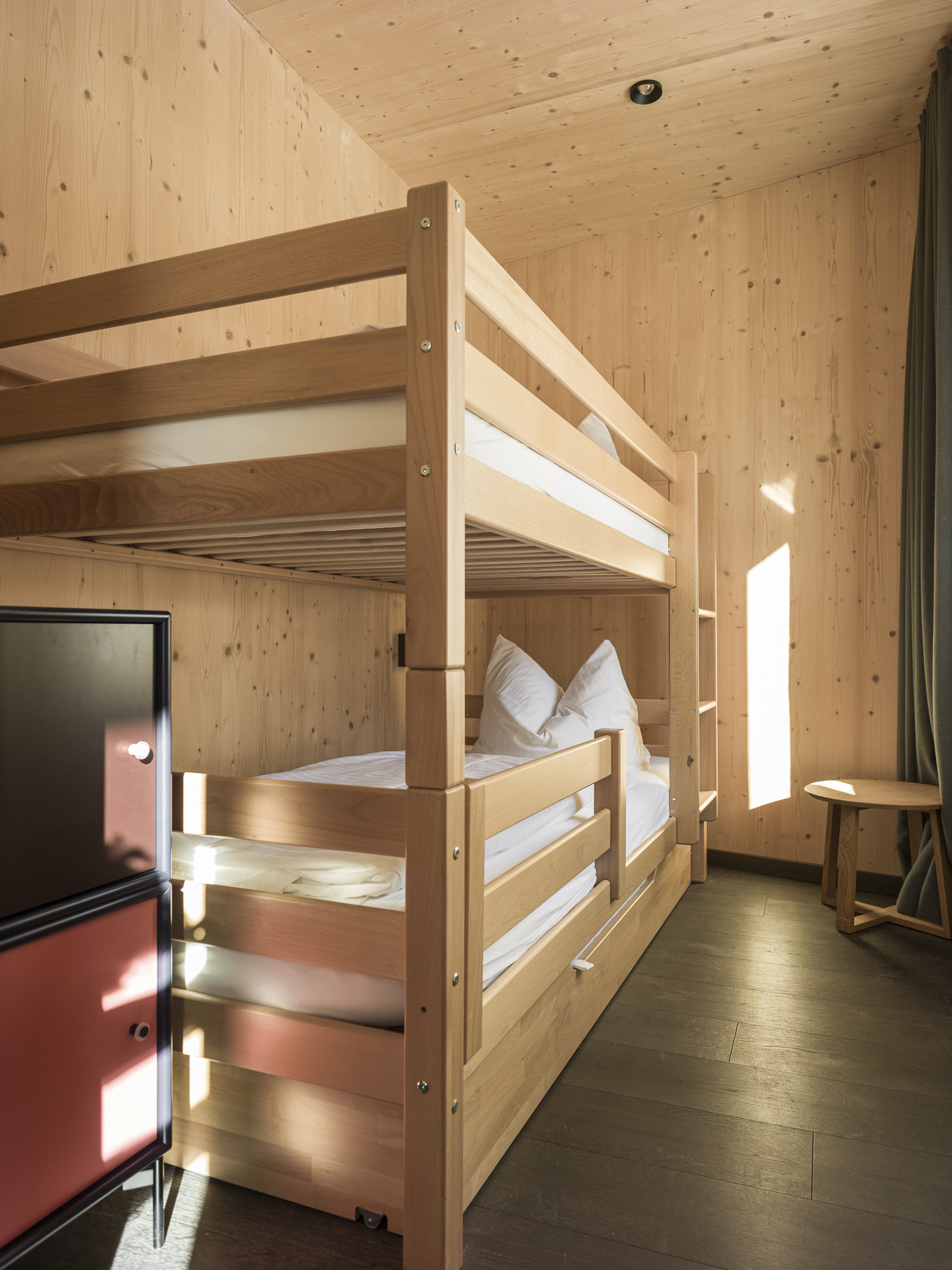 Kinderzimmer mit Hochbett und Holzwänden für einen Familienurlaub im Kleinwalsertal im Breitach Hus.